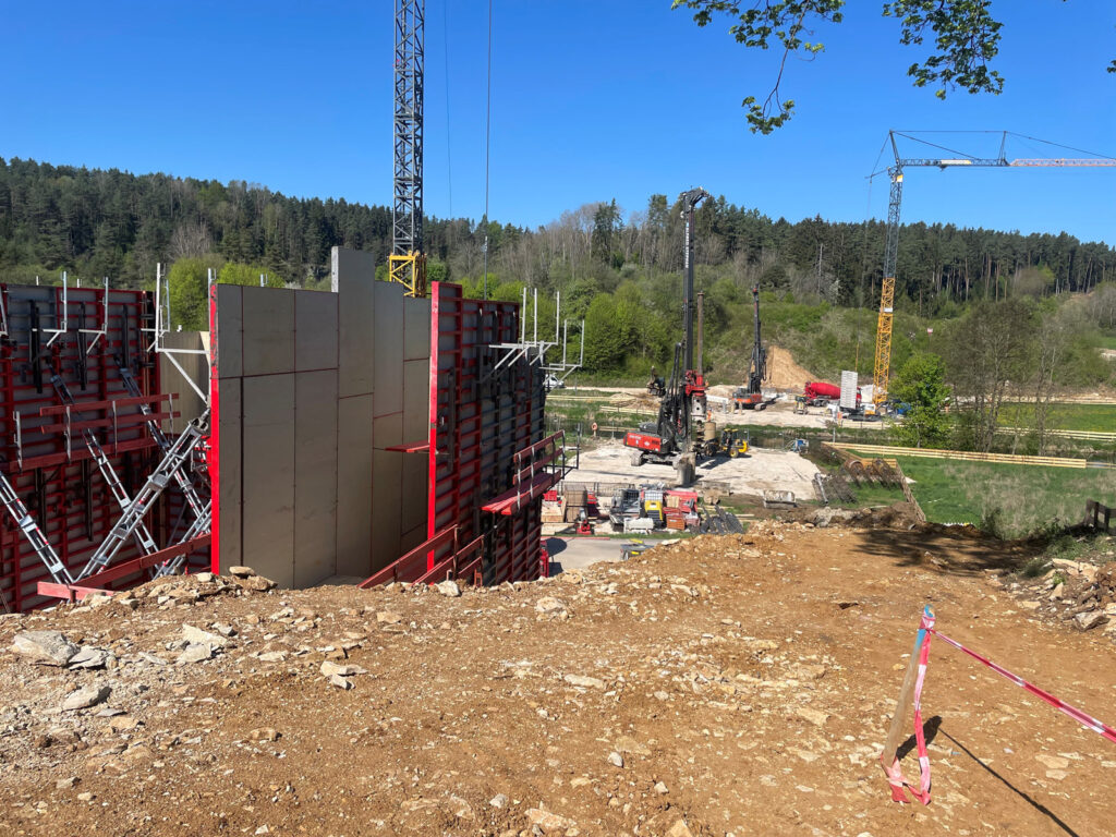 Ende-April-2025-_-Schalung-und-Bewehrung-des-östlichen-Widerlagers-und-Tiefgründungsarbeiten-an-der-Vilstalbrücke-II