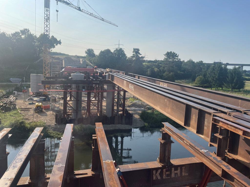 Vilstalsbrücke-Traggerüst-Flussfeld-im-Bau